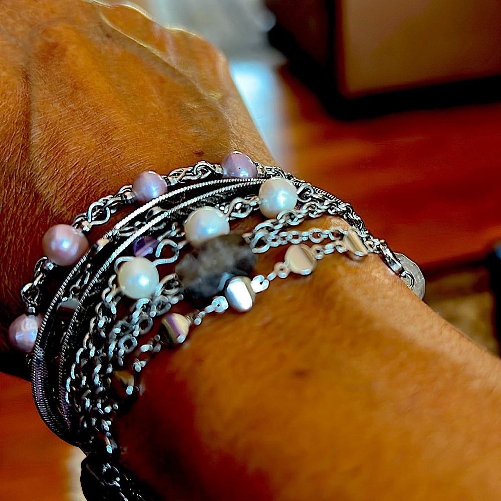 🌺🌼NWT semiprecious BOHO &SylishWHBM silverPlatedBracelet.Toggle closure.Modern